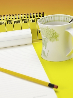 포토 JPG 스튜디오촬영 문구용품 실내 근접촬영 사람없음 컵 세로 필기구 연필 노란색 공책 달력 커피잔 찻잔 오브젝트 지우개 연습장 국내포토 식기 커피 뷰포인트 컬러 학용품 잔 내부 파일형식