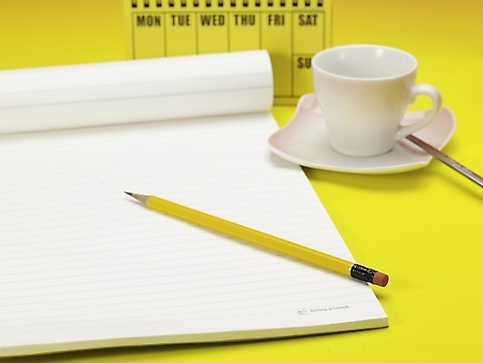 포토 JPG 스튜디오촬영 문구용품 실내 근접촬영 사람없음 가로 필기구 연필 노란색 숟가락 공책 달력 흰색 커피잔 티스푼 오브젝트 지우개 국내포토 커피 뷰포인트 컬러 학용품 잔 수저 내부 파일형식