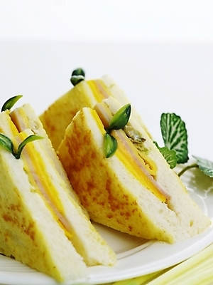 포토 스튜디오촬영 접시 음식 나뭇잎 잔 치즈 서양음식 실내 샌드위치 근접촬영 사람없음 세로 초록색 햄 국내포토 식기 뷰포인트 컬러 잎 유제품 육류 내부 파일형식