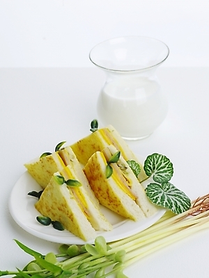 포토 스튜디오촬영 접시 음식 유리병 나뭇잎 잔 서양음식 실내 샌드위치 근접촬영 사람없음 세로 초록색 우유 국내포토 식기 뷰포인트 컬러 잎 병_용기 유제품 내부 파일형식