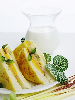 포토 스튜디오촬영 접시 음식 나뭇잎 잔 치즈 서양음식 실내 샌드위치 근접촬영 사람없음 세로 초록색 우유 햄 국내포토 식기 뷰포인트 컬러 잎 유제품 육류 내부 파일형식