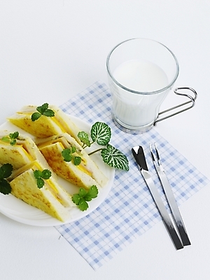 포토 스튜디오촬영 접시 음식 포크 나뭇잎 잔 서양음식 실내 샌드위치 근접촬영 사람없음 컵 세로 초록색 하이앵글 숟가락 우유 티스푼 냅킨 국내포토 식기 뷰포인트 컬러 잎 유제품 수저 내부 파일형식