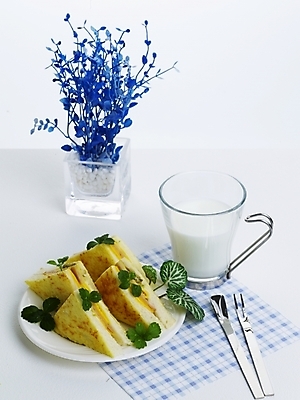 포토 스튜디오촬영 접시 포크 나뭇잎 잔 서양음식 실내 샌드위치 근접촬영 사람없음 컵 세로 초록색 파란색 숟가락 우유 티스푼 냅킨 미니화분 국내포토 식기 화분 음식 뷰포인트 컬러 잎 유제품 수저 내부 파일형식