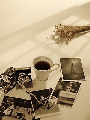 포토 JPG 스튜디오촬영 꽃 커피 음료 음식 바닥 흑백 실내 그림자 사람없음 빛 상자 추억 찻잔 메모리 묵주 보석상자 기념사진 국내포토 식물 컨셉 종교용품 잔 촬영기법 내부 파일형식