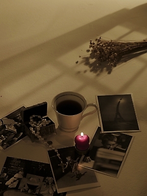 포토 JPG 스튜디오촬영 꽃 커피 음료 음식 초 촛불 바닥 실내 그림자 사람없음 빛 상자 추억 커피잔 찻잔 메모리 묵주 보석상자 기념사진 국내포토 식물 컨셉 종교용품 잔 내부 파일형식