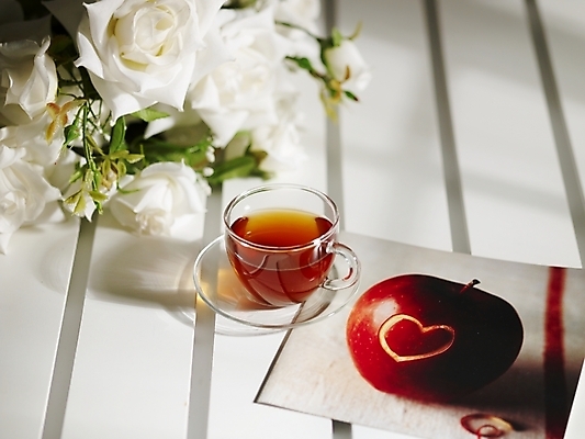 포토 JPG 스튜디오촬영 꽃 커피 음료 음식 문구용품 잔 실내 사랑 근접촬영 사람없음 빨간색 흰색 하트 커피잔 찻잔 국내포토 카드프레임 모양 식물 식기 감정 뷰포인트 컬러 프레임 내부 오브젝트 파일형식