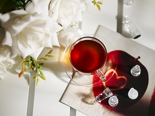 포토 JPG 스튜디오촬영 꽃 커피 음료 음식 문구용품 잔 실내 사랑 근접촬영 사람없음 빨간색 하이앵글 흰색 하트 체스 커피잔 찻잔 국내포토 카드프레임 모양 식물 식기 감정 뷰포인트 컬러 놀이 프레임 내부 오브젝트 파일형식