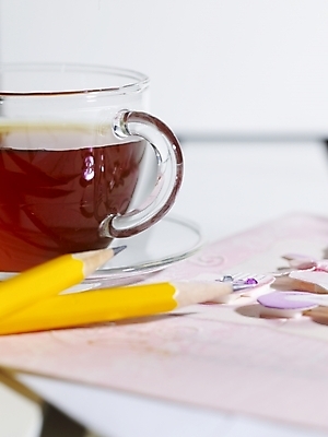 포토 JPG 스튜디오촬영 커피 음료 음식 문구용품 잔 실내 근접촬영 사람없음 연필 노란색 커피잔 찻잔 국내포토 카드프레임 식기 뷰포인트 컬러 학용품 프레임 내부 필기구 오브젝트 파일형식