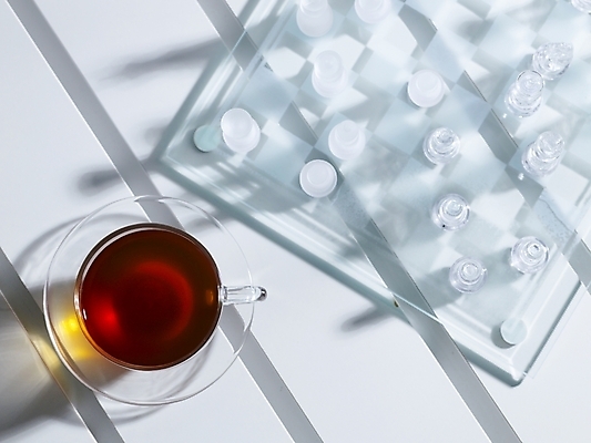 포토 JPG 스튜디오촬영 음료 음식 탁자 잔 실내 근접촬영 사람없음 하이앵글 체스 차 커피잔 찻잔 컵받침 체스판 국내포토 식기 커피 뷰포인트 가구 놀이 내부 받침대 파일형식