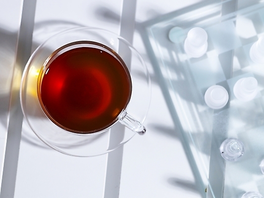 포토 JPG 스튜디오촬영 음료 음식 탁자 잔 실내 근접촬영 사람없음 하이앵글 체스 차 커피잔 찻잔 컵받침 체스판 국내포토 식기 커피 뷰포인트 가구 놀이 내부 받침대 파일형식