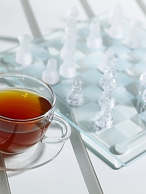 포토 JPG 스튜디오촬영 음료 음식 탁자 잔 실내 근접촬영 사람없음 체스 차 커피잔 찻잔 컵받침 체스판 국내포토 식기 커피 뷰포인트 가구 놀이 내부 받침대 파일형식