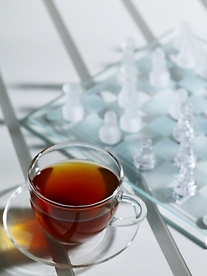 포토 JPG 스튜디오촬영 음료 음식 탁자 잔 실내 근접촬영 사람없음 체스 차 커피잔 찻잔 컵받침 체스판 국내포토 식기 커피 뷰포인트 가구 놀이 내부 받침대 파일형식