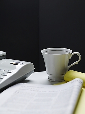 포토 JPG 스튜디오촬영 커피 음료 음식 생활용품 탁자 실내 사람없음 공책 신문 커피잔 찻잔 전화기 국내포토 가구 문구용품 잔 내부 간행물 뉴스 오브젝트 파일형식