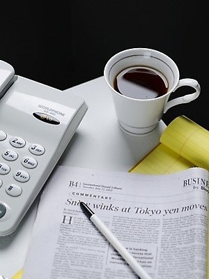 포토 JPG 스튜디오촬영 커피 음료 음식 생활용품 탁자 실내 근접촬영 사람없음 하이앵글 볼펜 공책 신문 커피잔 찻잔 전화기 국내포토 뷰포인트 가구 문구용품 잔 내부 간행물 펜 뉴스 오브젝트 파일형식