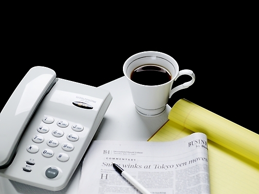 포토 JPG 스튜디오촬영 커피 음료 음식 생활용품 탁자 실내 사람없음 하이앵글 볼펜 공책 신문 커피잔 찻잔 전화기 국내포토 뷰포인트 가구 문구용품 잔 내부 간행물 펜 뉴스 오브젝트 파일형식