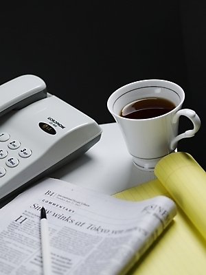 포토 JPG 스튜디오촬영 커피 음료 음식 생활용품 탁자 실내 사람없음 하이앵글 볼펜 공책 신문 커피잔 찻잔 전화기 국내포토 뷰포인트 가구 문구용품 잔 내부 간행물 펜 뉴스 오브젝트 파일형식