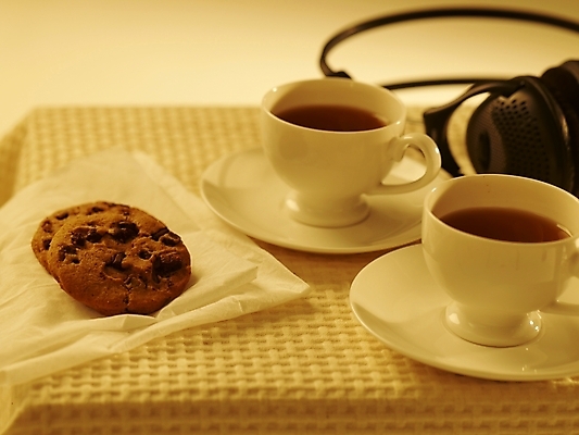 포토 JPG 스튜디오촬영 커피 음식 탁자 실내 사람없음 가로 갈색 쿠키 헤드폰 흰색 커피잔 찻잔 컵받침 냅킨 국내포토 음료 컬러 음향기기 가구 디저트 잔 내부 받침대 파일형식