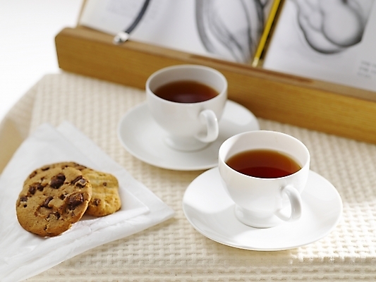 포토 JPG 스튜디오촬영 커피 음식 탁자 실내 근접촬영 사람없음 책 가로 갈색 쿠키 흰색 커피잔 찻잔 컵받침 냅킨 독서대 국내포토 음료 뷰포인트 컬러 가구 디저트 잔 내부 받침대 파일형식