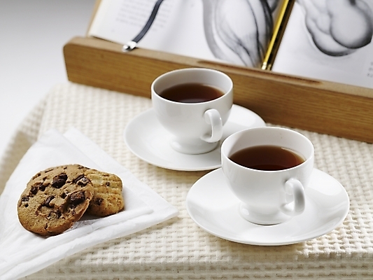 포토 JPG 스튜디오촬영 커피 음식 실내 사람없음 책 가로 갈색 쿠키 흰색 커피잔 찻잔 컵받침 냅킨 독서대 국내포토 음료 컬러 디저트 잔 내부 받침대 파일형식