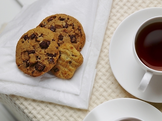 포토 JPG 스튜디오촬영 커피 음료 음식 디저트 실내 근접촬영 사람없음 가로 하이앵글 갈색 쿠키 제과 흰색 커피잔 찻잔 컵받침 냅킨 국내포토 뷰포인트 컬러 잔 내부 제과제빵 받침대 파일형식