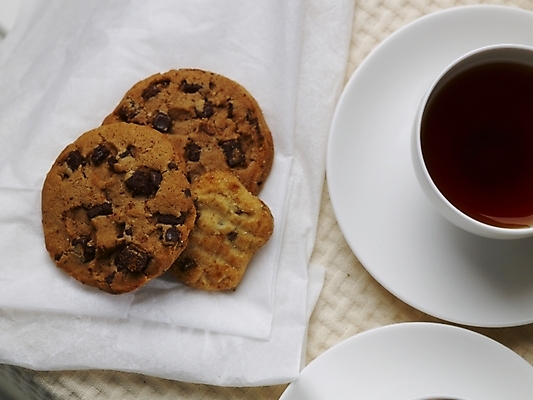 포토 JPG 스튜디오촬영 커피 음료 음식 디저트 실내 근접촬영 사람없음 가로 하이앵글 갈색 쿠키 제과 흰색 커피잔 찻잔 컵받침 냅킨 국내포토 뷰포인트 컬러 잔 내부 제과제빵 받침대 파일형식