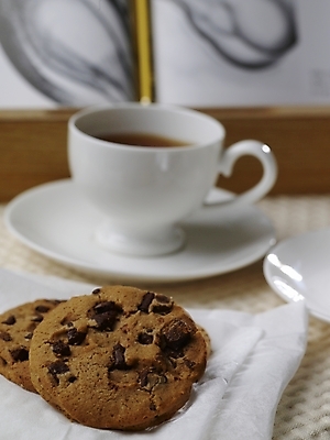 포토 JPG 스튜디오촬영 접시 커피 음료 음식 디저트 실내 근접촬영 사람없음 세로 갈색 쿠키 제과 흰색 커피잔 찻잔 컵받침 냅킨 국내포토 식기 뷰포인트 컬러 잔 내부 제과제빵 받침대 파일형식