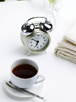 포토 JPG 스튜디오촬영 커피 음료 음식 시계 실내 사람없음 하이앵글 숟가락 식탁보 커피잔 찻잔 티스푼 탁상시계 국내포토 뷰포인트 잔 수저 내부 파일형식