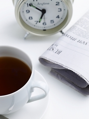 포토 JPG 스튜디오촬영 커피 음료 음식 시계 실내 근접촬영 사람없음 하이앵글 신문 커피잔 찻잔 탁상시계 국내포토 뷰포인트 잔 내부 간행물 뉴스 파일형식