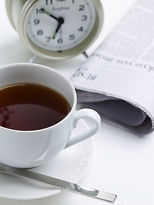 포토 JPG 스튜디오촬영 커피 음식 시계 실내 근접촬영 사람없음 숟가락 신문 커피잔 찻잔 티스푼 탁상시계 국내포토 음료 뷰포인트 잔 수저 내부 간행물 뉴스 파일형식