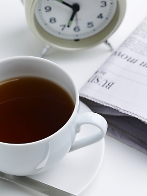 포토 JPG 스튜디오촬영 커피 음료 음식 시계 실내 근접촬영 사람없음 숟가락 신문 커피잔 찻잔 티스푼 탁상시계 국내포토 뷰포인트 잔 수저 내부 간행물 뉴스 파일형식