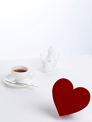 포토 JPG 스튜디오촬영 커피 음식 탁자 실내 사랑 누끼 사람없음 장식 숟가락 하트 커피잔 찻잔 티스푼 크리머 국내포토 모양 감정 음료 가구 잔 수저 내부 파일형식