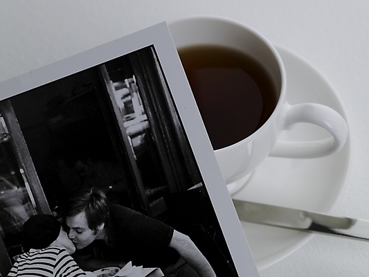 포토 JPG 스튜디오촬영 커플 커피 음식 키스 실내 근접촬영 사람없음 하이앵글 숟가락 추억 커피잔 찻잔 티스푼 메모리 기념사진 국내포토 음료 뷰포인트 컨셉 관계 잔 수저 내부 애정표현 파일형식