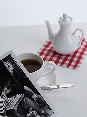 포토 JPG 스튜디오촬영 커피 음식 탁자 주전자 실내 사람없음 하이앵글 숟가락 추억 커피잔 찻잔 티스푼 냅킨 메모리 기념사진 국내포토 음료 뷰포인트 가구 컨셉 주방용품 잔 수저 내부 파일형식