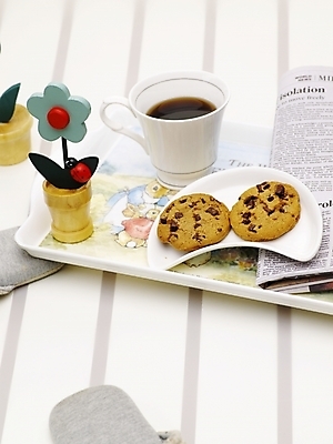 포토 JPG 스튜디오촬영 접시 커피 음료 음식 디저트 슬리퍼 쟁반 실내 사람없음 장식 세로 인테리어 갈색 쿠키 제과 흰색 신문 커피잔 찻잔 미니화분 국내포토 식기 디자인 화분 컬러 신발 잔 내부 간행물 제과제빵 뉴스 파일형식