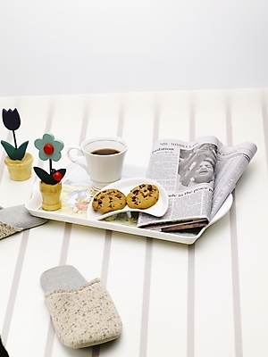 포토 JPG 스튜디오촬영 접시 커피 음료 음식 디저트 슬리퍼 쟁반 실내 사람없음 장식 세로 인테리어 갈색 쿠키 제과 흰색 신문 커피잔 찻잔 미니화분 국내포토 식기 디자인 화분 컬러 신발 잔 내부 간행물 제과제빵 뉴스 파일형식