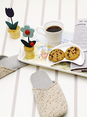 포토 JPG 스튜디오촬영 커피 음료 음식 디저트 슬리퍼 쟁반 실내 사람없음 장식 세로 인테리어 갈색 쿠키 제과 흰색 신문 커피잔 찻잔 미니화분 국내포토 디자인 화분 컬러 신발 잔 내부 간행물 제과제빵 뉴스 파일형식