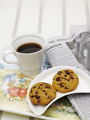 포토 JPG 스튜디오촬영 접시 커피 음료 음식 디저트 쟁반 실내 근접촬영 사람없음 세로 갈색 쿠키 제과 흰색 신문 커피잔 찻잔 국내포토 식기 뷰포인트 컬러 잔 내부 간행물 제과제빵 뉴스 파일형식