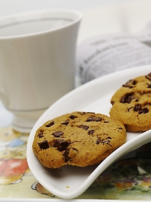 포토 JPG 스튜디오촬영 접시 커피 음료 음식 디저트 실내 근접촬영 사람없음 세로 갈색 쿠키 제과 흰색 신문 커피잔 찻잔 국내포토 식기 뷰포인트 컬러 잔 내부 간행물 제과제빵 뉴스 파일형식