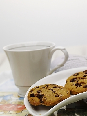 포토 JPG 스튜디오촬영 접시 커피 음료 음식 디저트 쟁반 실내 근접촬영 사람없음 세로 갈색 쿠키 제과 흰색 신문 커피잔 찻잔 국내포토 식기 뷰포인트 컬러 잔 내부 간행물 제과제빵 뉴스 파일형식