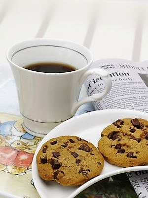 포토 JPG 스튜디오촬영 접시 커피 음료 음식 디저트 쟁반 실내 근접촬영 사람없음 세로 갈색 쿠키 제과 흰색 신문 커피잔 찻잔 국내포토 식기 뷰포인트 컬러 잔 내부 간행물 제과제빵 뉴스 파일형식