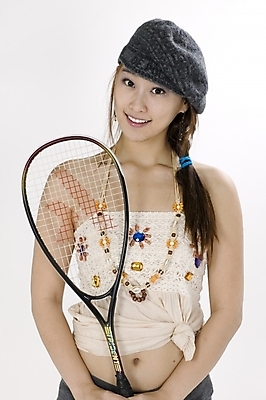포토 JPG 스튜디오촬영 모델 모자 긴머리 여자 스포츠용품 스포츠 포즈 모션 생머리 입모양 땋은머리 실내 표정 한명 서기 미소 들기 사람 상반신 20대 성인 레포츠 운동 귀여움 운동기구 한국인 테니스 라켓 테니스라켓 즐거움 레포츠용품 묶은머리 여자만 여자한명만 성인여자만 청년만 청년여자만 성인한명만 청년여자한명만 성인여자한명만 성인만 국내포토 모양 1 헤어스타일 잡화 감정 컨셉 레저 건강 동양인 청년 내부 구기 헬스 입 오브젝트 파일형식