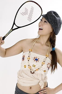 포토 JPG 스튜디오촬영 모델 모자 긴머리 여자 스포츠용품 스포츠 허리손 포즈 모션 생머리 땋은머리 실내 표정 한명 서기 미소 웃음 들기 사람 손짓 상반신 20대 성인 옆모습 레포츠 운동 귀여움 운동기구 한국인 테니스 라켓 테니스라켓 즐거움 레포츠용품 묶은머리 여자만 여자한명만 성인여자만 청년만 청년여자만 성인한명만 청년여자한명만 성인여자한명만 성인만 국내포토 1 헤어스타일 잡화 감정 뷰포인트 컨셉 레저 건강 동양인 청년 내부 구기 헬스 오브젝트 파일형식