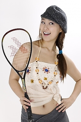 포토 JPG 스튜디오촬영 모델 모자 긴머리 여자 스포츠용품 스포츠 허리손 포즈 모션 생머리 입모양 땋은머리 실내 표정 한명 서기 웃음 들기 사람 손짓 상반신 20대 성인 옆모습 레포츠 운동 귀여움 운동기구 한국인 테니스 라켓 테니스라켓 즐거움 레포츠용품 묶은머리 여자만 여자한명만 성인여자만 청년만 청년여자만 성인한명만 청년여자한명만 성인여자한명만 성인만 국내포토 모양 1 헤어스타일 잡화 감정 뷰포인트 컨셉 레저 건강 동양인 청년 내부 구기 헬스 입 오브젝트 파일형식