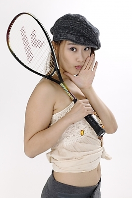 포토 JPG 스튜디오촬영 모델 모자 긴머리 여자 스포츠용품 스포츠 포즈 모션 생머리 땋은머리 실내 표정 한명 서기 들기 사람 손짓 상반신 20대 성인 옆모습 레포츠 운동 귀여움 운동기구 한국인 테니스 라켓 테니스라켓 즐거움 레포츠용품 부름 묶은머리 여자만 여자한명만 성인여자만 청년만 청년여자만 성인한명만 청년여자한명만 성인여자한명만 성인만 국내포토 1 헤어스타일 잡화 감정 뷰포인트 컨셉 레저 건강 동양인 청년 내부 구기 헬스 오브젝트 파일형식