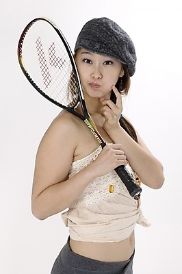 포토 JPG 스튜디오촬영 모델 모자 긴머리 여자 스포츠용품 스포츠 포즈 모션 생머리 입모양 땋은머리 실내 표정 한명 서기 들기 사람 손짓 상반신 20대 성인 옆모습 레포츠 운동 귀여움 운동기구 한국인 테니스 라켓 테니스라켓 즐거움 레포츠용품 묶은머리 여자만 여자한명만 성인여자만 청년만 청년여자만 성인한명만 청년여자한명만 성인여자한명만 성인만 국내포토 모양 1 헤어스타일 잡화 감정 뷰포인트 컨셉 레저 건강 동양인 청년 내부 구기 헬스 입 오브젝트 파일형식