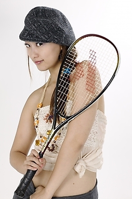 포토 JPG 스튜디오촬영 모델 모자 긴머리 여자 스포츠용품 스포츠 포즈 모션 생머리 입모양 땋은머리 실내 표정 한명 서기 미소 들기 사람 손짓 상반신 20대 성인 옆모습 레포츠 운동 귀여움 운동기구 한국인 테니스 라켓 테니스라켓 즐거움 레포츠용품 묶은머리 여자만 여자한명만 성인여자만 청년만 청년여자만 성인한명만 청년여자한명만 성인여자한명만 성인만 국내포토 모양 1 헤어스타일 잡화 감정 뷰포인트 컨셉 레저 건강 동양인 청년 내부 구기 헬스 입 오브젝트 파일형식