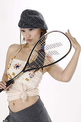 포토 JPG 스튜디오촬영 모델 모자 긴머리 여자 스포츠용품 스포츠 포즈 모션 생머리 입모양 땋은머리 실내 표정 한명 서기 들기 사람 손짓 상반신 20대 성인 옆모습 레포츠 운동 귀여움 운동기구 한국인 테니스 라켓 테니스라켓 즐거움 레포츠용품 입내밀기 묶은머리 여자만 여자한명만 성인여자만 청년만 청년여자만 성인한명만 청년여자한명만 성인여자한명만 성인만 국내포토 모양 1 헤어스타일 잡화 감정 뷰포인트 컨셉 레저 건강 동양인 청년 내부 구기 헬스 입 오브젝트 파일형식