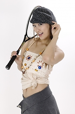 포토 JPG 스튜디오촬영 모델 모자 긴머리 여자 스포츠용품 스포츠 포즈 모션 생머리 입모양 땋은머리 실내 표정 한명 서기 미소 들기 사람 손짓 상반신 20대 성인 옆모습 레포츠 운동 귀여움 운동기구 한국인 테니스 잡기 라켓 테니스라켓 즐거움 레포츠용품 묶은머리 여자만 여자한명만 성인여자만 청년만 청년여자만 성인한명만 청년여자한명만 성인여자한명만 성인만 국내포토 모양 1 헤어스타일 잡화 감정 뷰포인트 컨셉 레저 건강 동양인 청년 내부 구기 헬스 입 오브젝트 파일형식