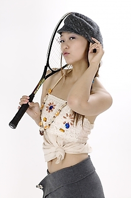 포토 JPG 스튜디오촬영 모델 모자 긴머리 여자 스포츠용품 스포츠 포즈 모션 생머리 입모양 땋은머리 실내 표정 한명 서기 들기 사람 손짓 상반신 20대 성인 레포츠 운동 귀여움 운동기구 한국인 테니스 잡기 라켓 테니스라켓 즐거움 레포츠용품 고개들기 입내밀기 묶은머리 여자만 여자한명만 성인여자만 청년만 청년여자만 성인한명만 청년여자한명만 성인여자한명만 성인만 국내포토 모양 1 헤어스타일 잡화 감정 컨셉 레저 건강 동양인 청년 내부 구기 헬스 입 오브젝트 파일형식