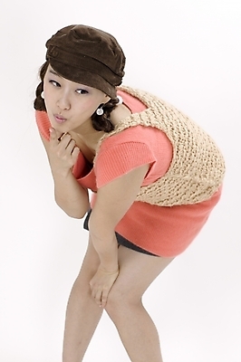 포토 JPG 스튜디오촬영 전신 모델 모자 여자 포즈 모션 양갈래머리 입모양 땋은머리 실내 표정 허리숙이기 한명 서기 사람 손짓 20대 성인 귀여움 한국인 즐거움 니트 묶은머리 여자만 여자한명만 성인여자만 청년만 청년여자만 성인한명만 청년여자한명만 성인여자한명만 성인만 국내포토 모양 1 헤어스타일 잡화 감정 컨셉 상의 숙이기 동양인 청년 내부 입 파일형식